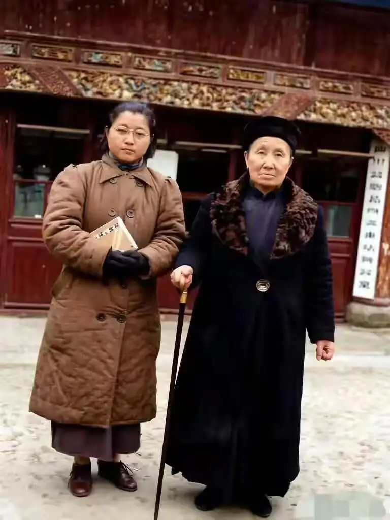 1939年，赵洪文国和女儿在重庆的一张留影，她拄着手杖，一脸杀气