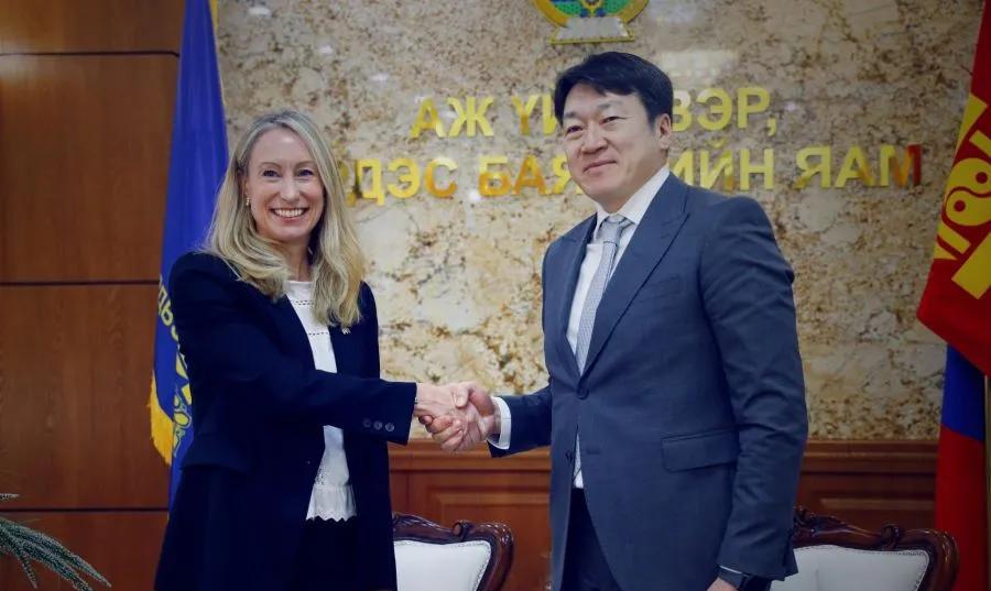 蒙古国新任总理赞丹沙塔尔可能还是坚持走第三邻国外交。据报道，蒙古国工业与矿物部国