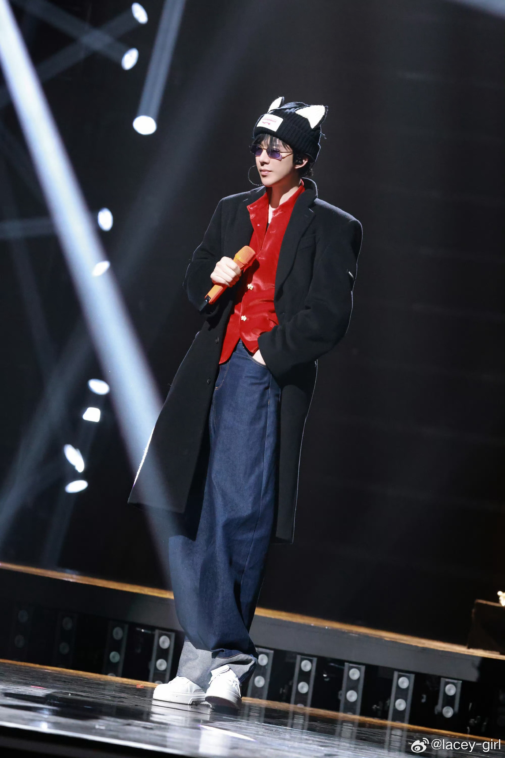 摩登兄弟刘宇宁出彩排图刘宇宁微博之夜刘宇宁将心跳节拍写成字句，寄往有你的未来。