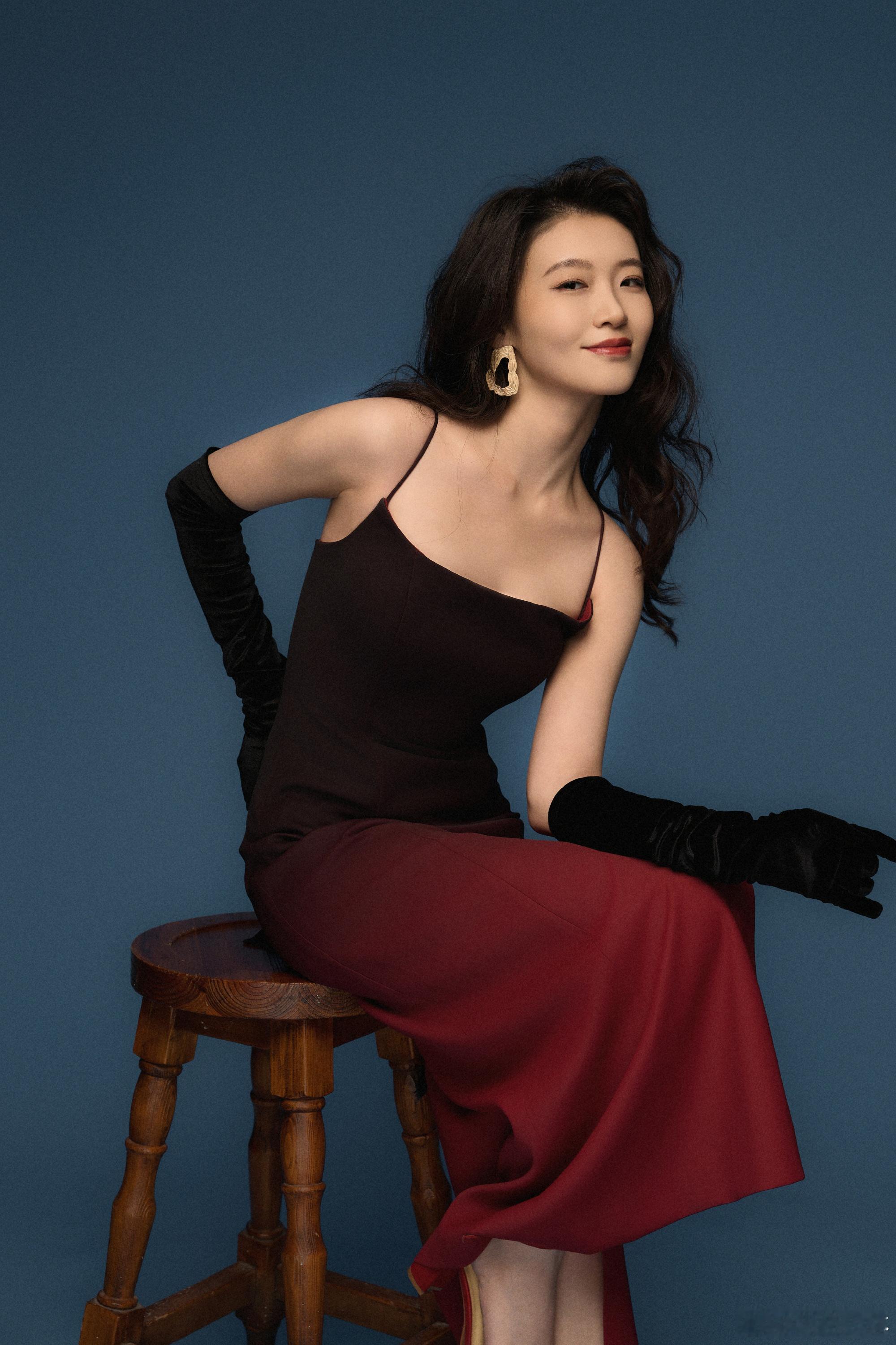 包晨希，黑色吊带红裙，优雅甜美。包晨希