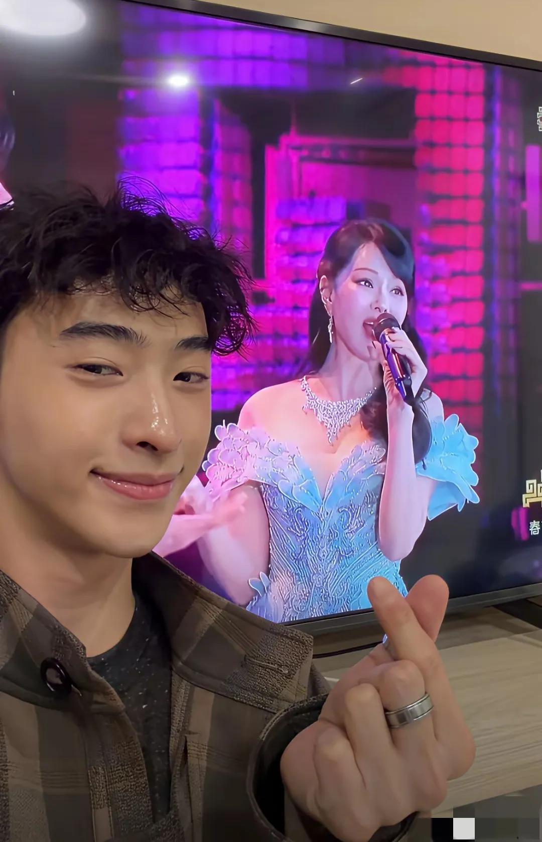 伊能静给所有女人上了一课，除夕夜，她的儿子庾恩利晒出一段视频，视频中的他正举着手