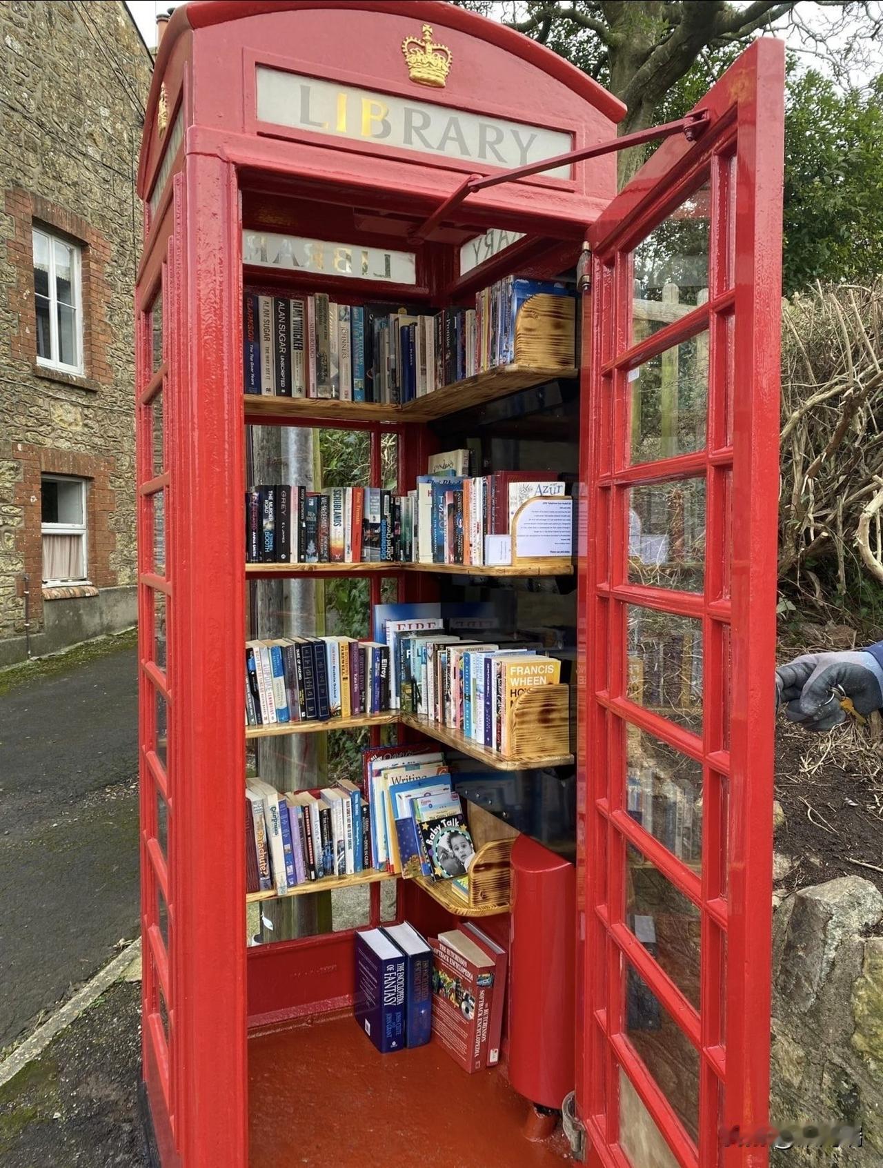 这种由经典红色电话亭改造而成的“微型社区图书馆”（Micro-library）是