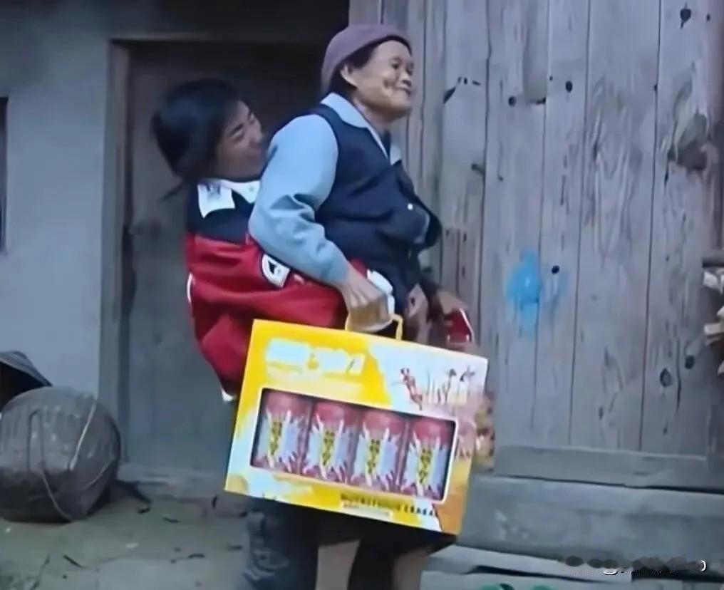 张雪逆袭爆火，真正的贵人，是他身后这4位平凡女人！第一个，是奶奶。张雪身上