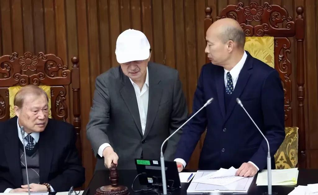 民进党团总召柯建铭嚣张叫嚣称，虽然台湾省立法机构三读通过了“纪念日及节日实施条例