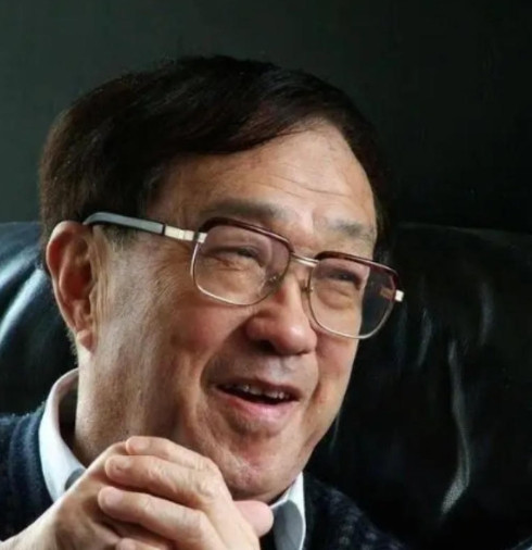 2008年，著名导演谢晋在酒店突然身亡，随后一演员爆料：“谢晋因嫖娼而死！”紧接
