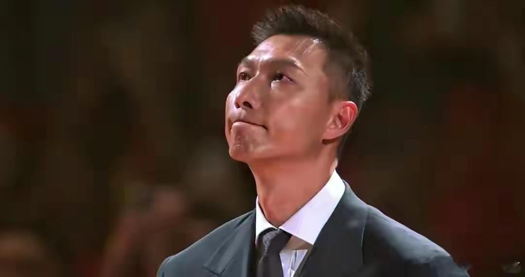 随着杜峰下课，此前因为与杜峰理念不合黯然退役的易建联重新受到广东球迷的青睐。很多