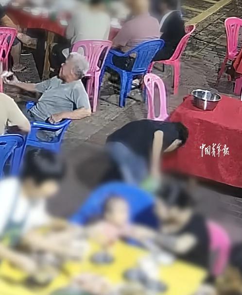 广东某地，一位大爷跟老伙计去馆子吃饱喝足要买单，当时就过来个年轻服务生小伙帮忙对
