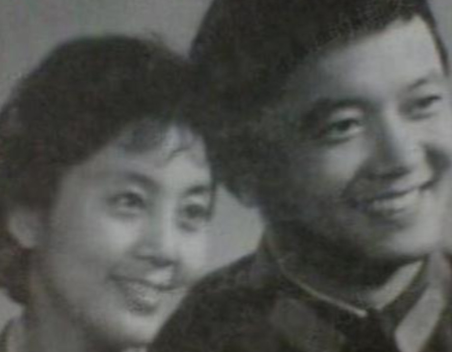 2001年，王刚花200万送女儿出国留学，没想到她却要嫁给老外，王刚反对，老外却