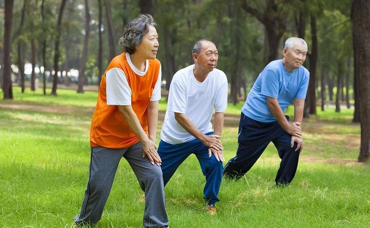 65岁老人锻炼是慢跑还是散步好对于65岁的老人，散步通常比跑步更合适。散步对关节