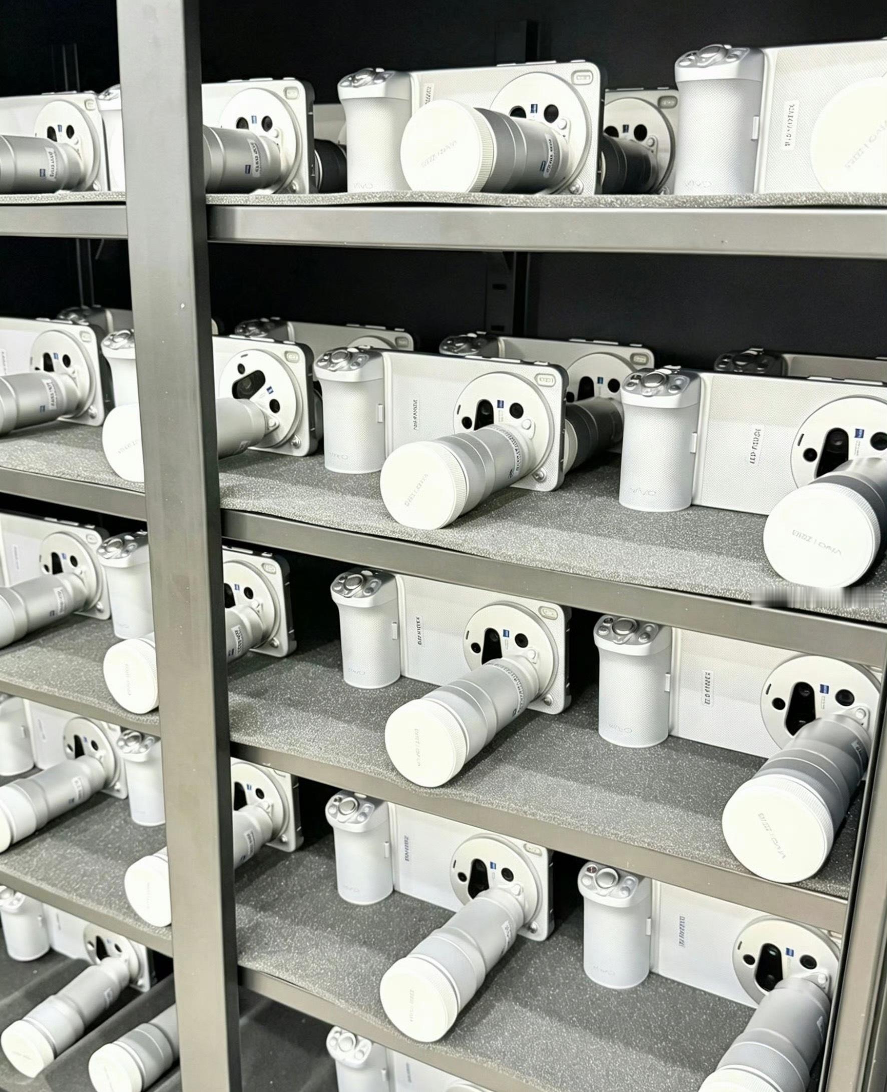 vivoX300Ultra搭配增距镜套装，租赁公司直接都是上百台的买，一整个