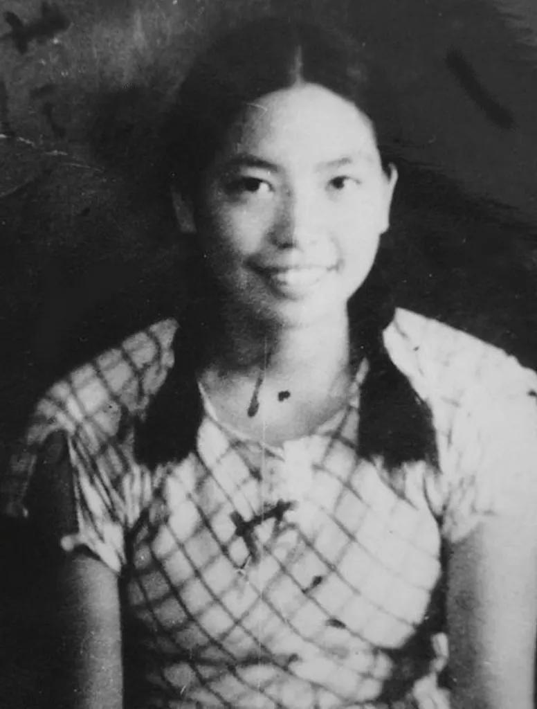 1938年的夏天，延安城里开完大会，20岁的富家小姐莫耶，在延安一处山坡上写下了