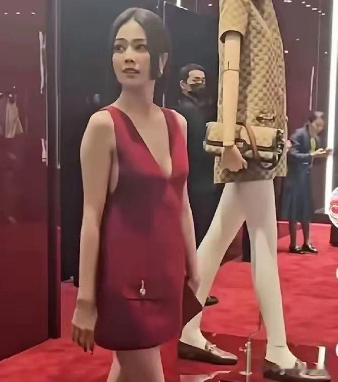 白鹿抖音有三千多万粉丝但是，她却没有什么大牌时尚资源看完这些照片就能理解了