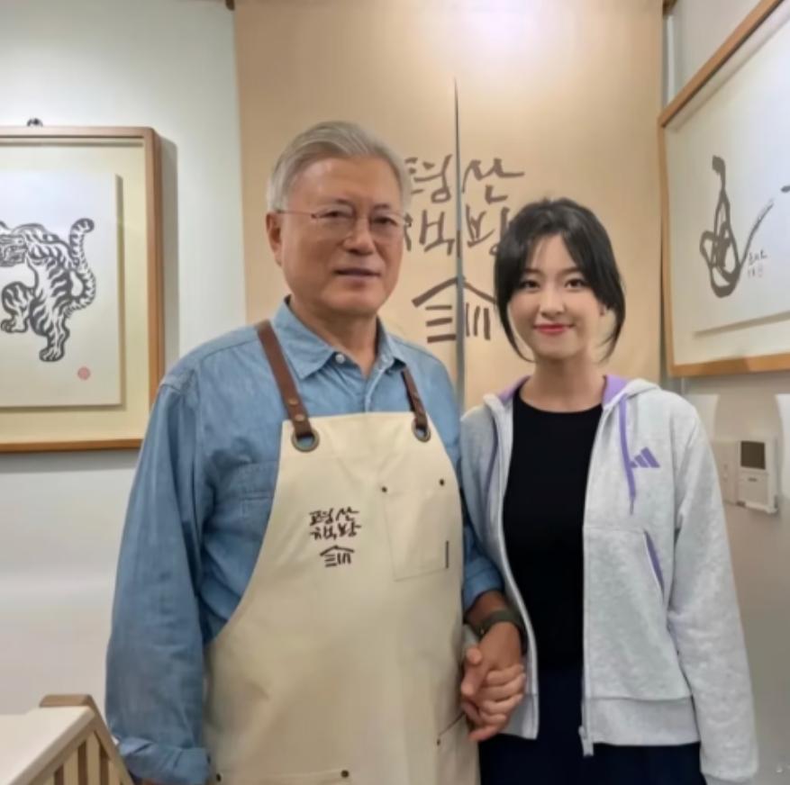 赴韩领毕业证的文文与男友都是大邱加图立大学毕业的，都是研究生，两人也都已经在国内