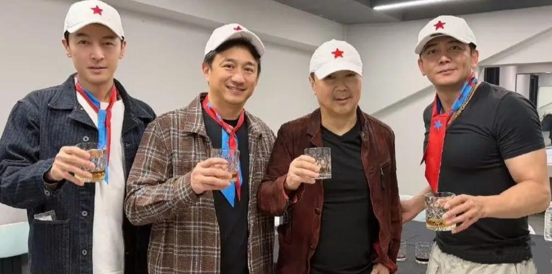 4位戴着白色红星帽、手持酒杯的帅哥同框：我只认出了身材伟岸、清爽亮眼的胡歌，穿着