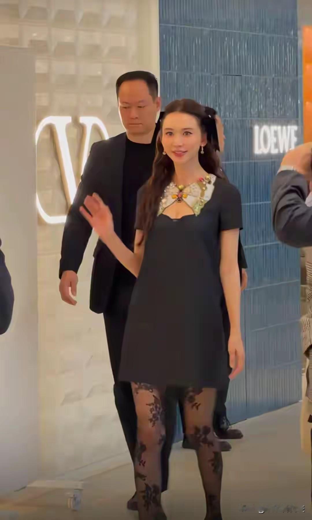 51岁的林志玲，怎么因为“蝴蝶结”吵翻了？她昨天在上海出席活动，两套造型反差