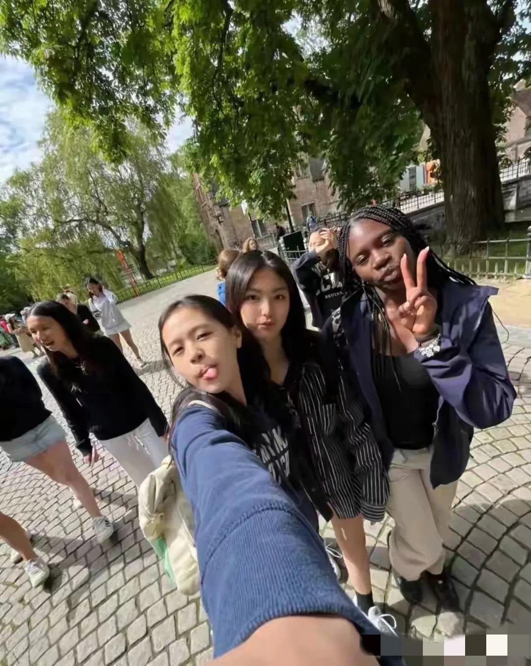 同样是星二代，12岁的甜馨和15岁的王诗龄最近同框亮相，却活出了两种截然不同的模