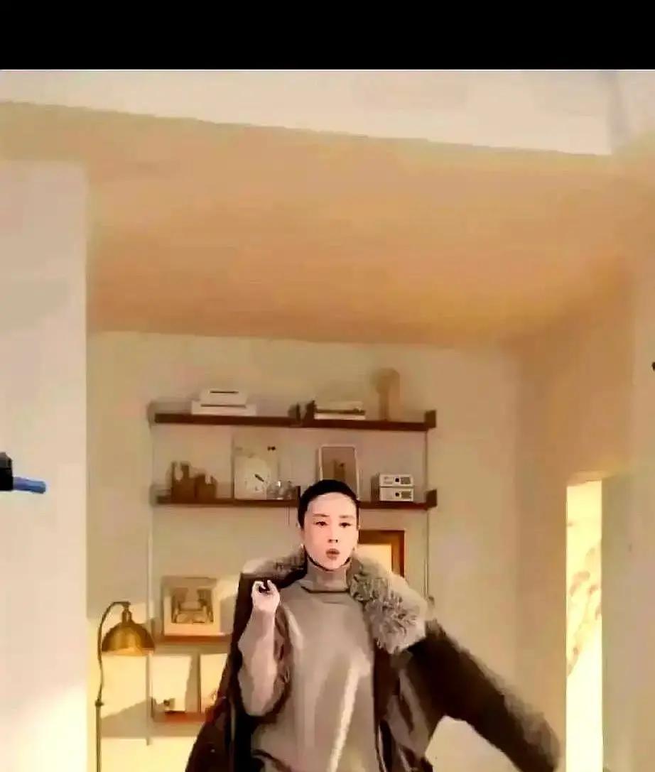 羽绒服涨价了12%，她一声不吭卖掉12万件。不是直播，是陈列。董洁盯着OZL