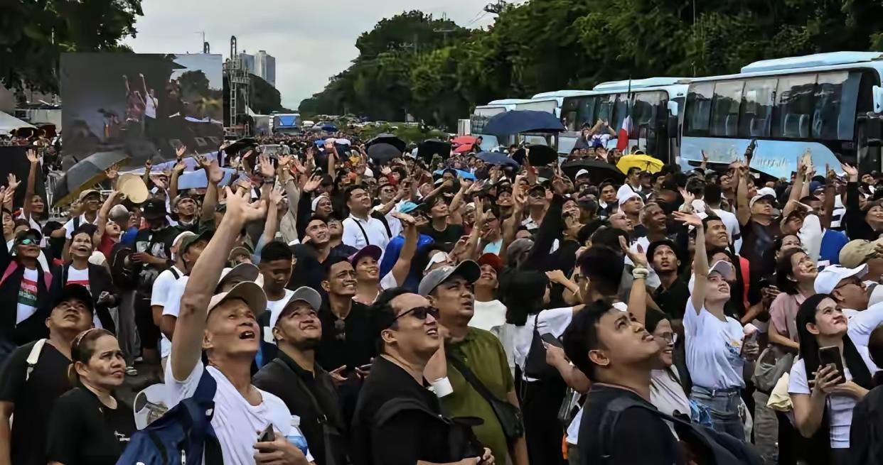 果然被我猜中了！菲首都爆发大游行！被中国制裁的菲防长躲着不敢出来，小马科
