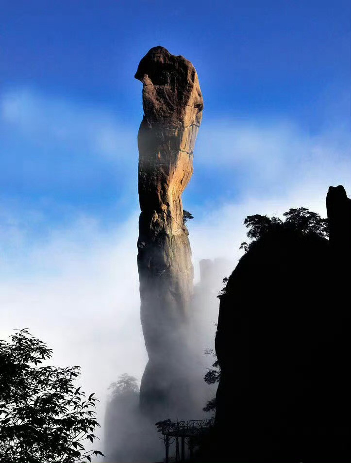 三清山，集天地之秀，纳百川之灵，是华夏大地一朵风景奇葩。