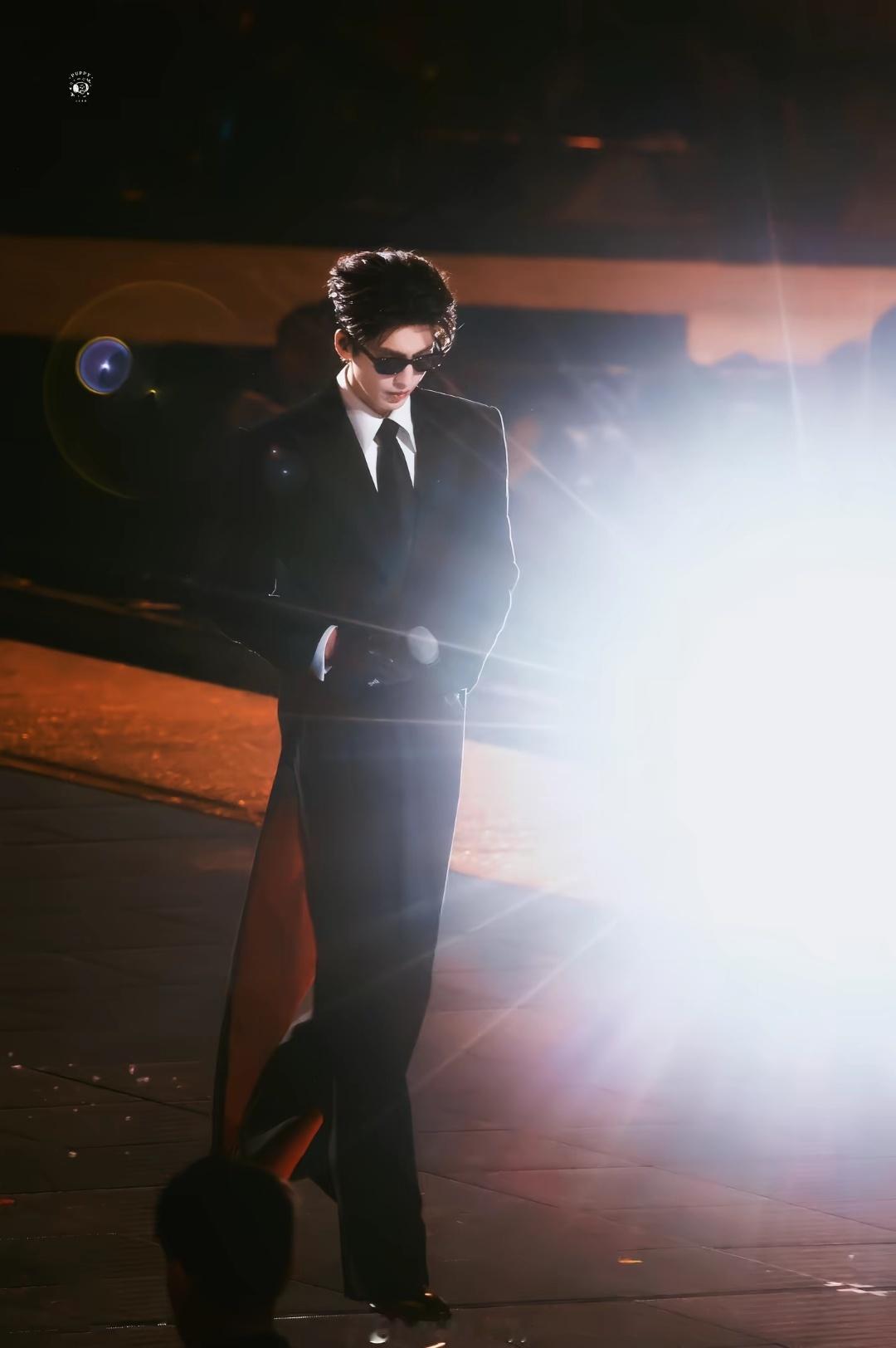 张凌赫开年第一爆谁懂啊，张凌赫迎面走来！黑红丝绒大衣，黑色气质手套，更显得神秘！