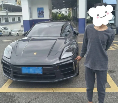 7月14日报道，云南昆明，一女子惊讶的发现，她价值140多万的保时捷，明明停在公