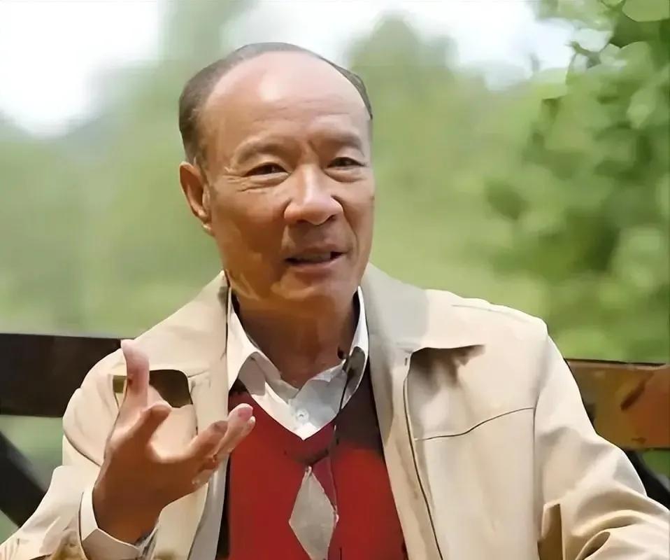 1992年盛夏，广州供电局局长办公室的门被一脚踹开。进来的男人穿着磨毛了的白衬衫