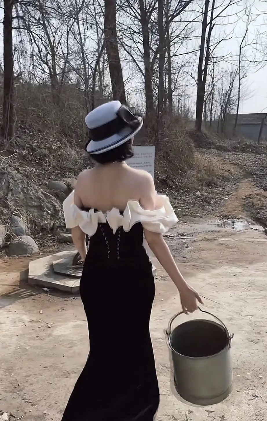 程莉莎好雷人，在农村零下几度扮赫本不怕冻，郭晓东躲角落里偷看，也觉得不好意思！