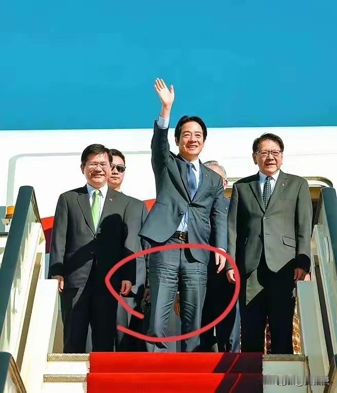 赖清德窜访喜乐歌![笑着哭][大哭][捂脸哭]哈哈哈哈!终于跑出去了，虽然裤子