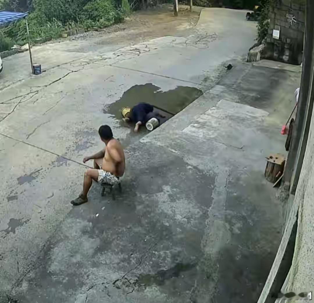 衡阳扶人案后遗症：老人挑水摔倒没人扶，路人冷眼旁观小伙出手8月21日下午五