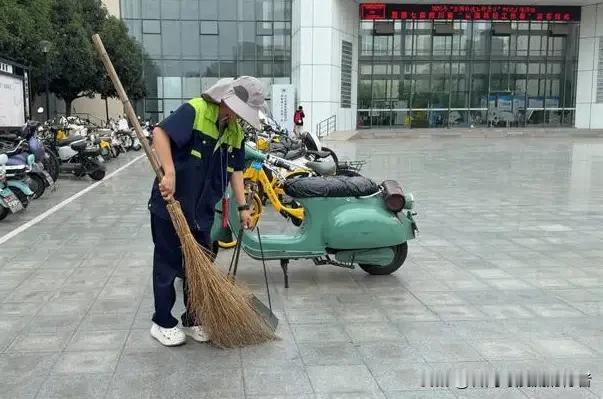 环卫工考上研究生，根本不是励志神话，是成年人最无奈的自救！全网都在刷屏“环