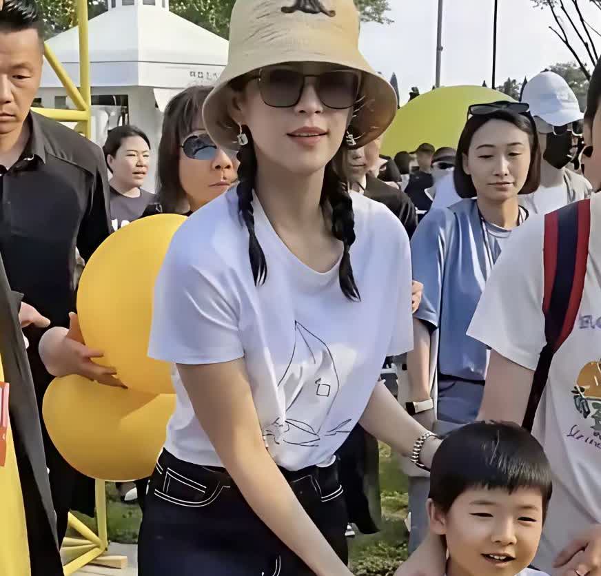 章子怡带四岁的儿子参加活动，孩子看起来很像爸爸汪峰，本来是完美的一家四口。说离婚