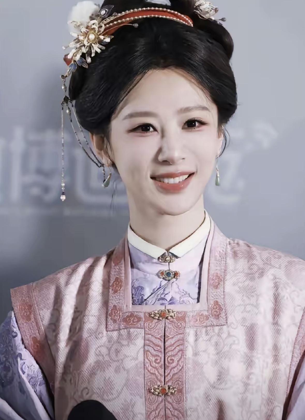 杨紫33岁了，一直单身的她事业发展得风生水起，不谈恋爱，不结婚，也不生孩子。自称