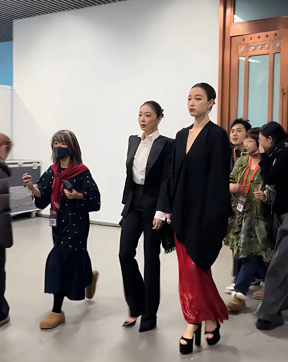 倪妮和高叶同框名场面！一个用力过猛，一个松弛自然