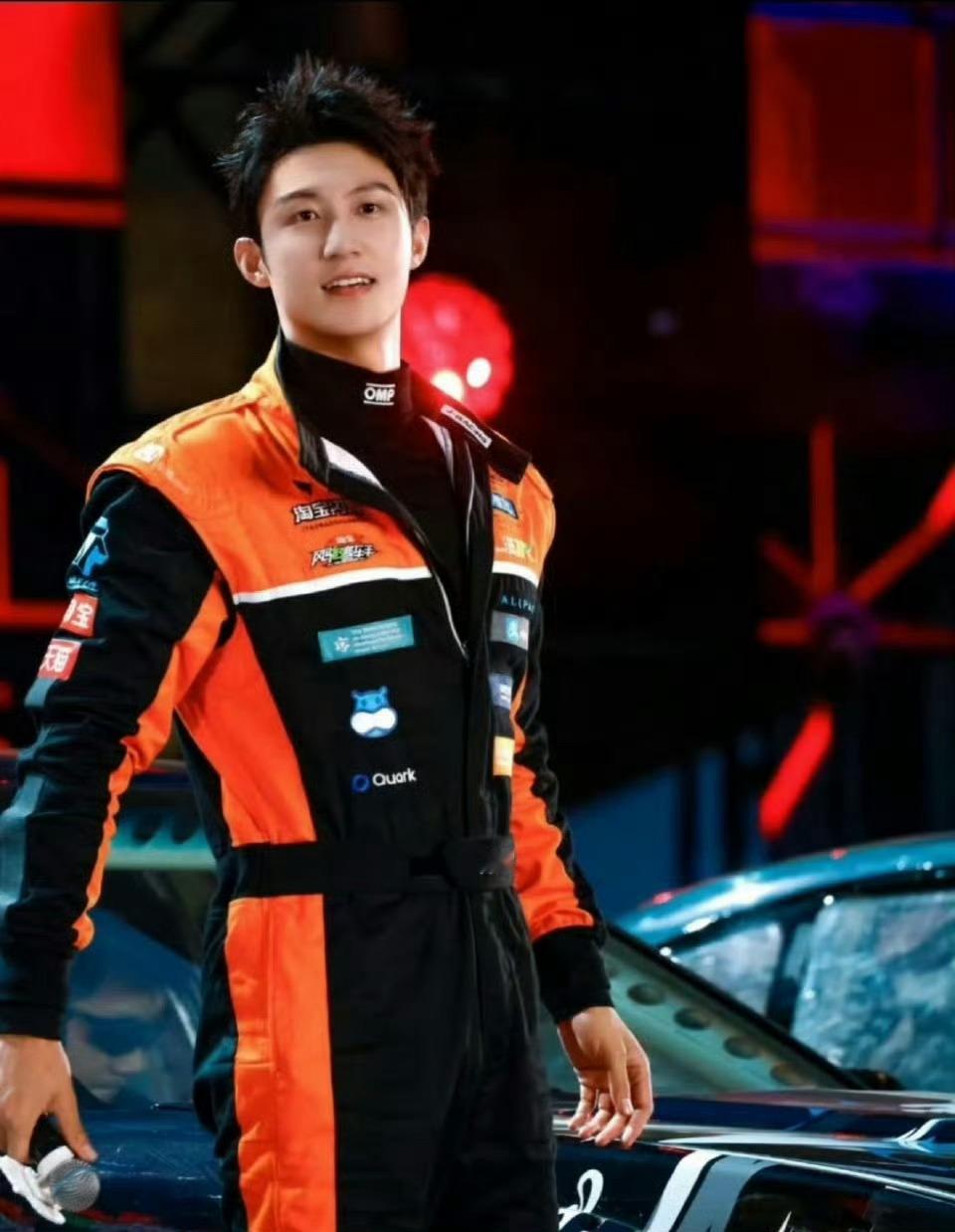 饿了么骑手已更换橙黑新工服新工服看起来挺好看[滑稽笑]​​​