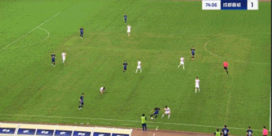 武汉三镇2-2成都蓉城！绍尔破门再度领先！徐正源看不下去了，马上用元敏诚换下韩
