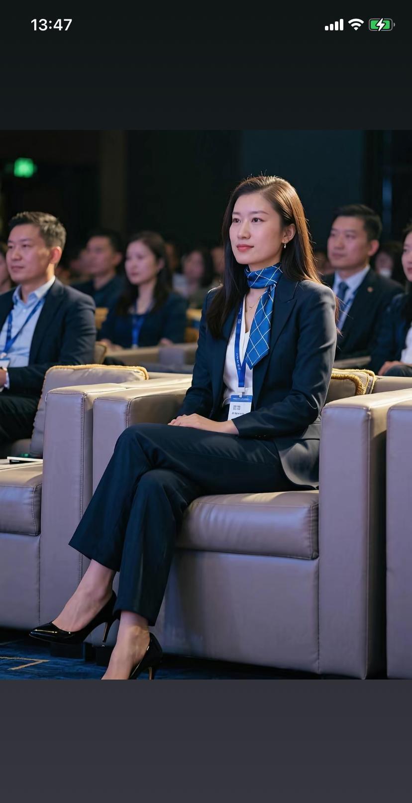 有的人天生就是职业女性看看这位美女无论是气质、着装、还是“范儿”…往那里一