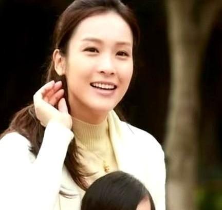 别再吹佘诗曼那100万“友情价”了，那不是片酬，是TVB投下的一颗精准核弹。一