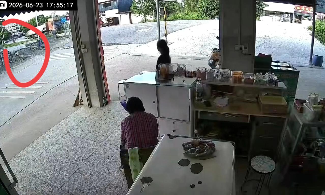南宁大货车行驶轮胎掉落飞奔砸店！一名大妈、一个小女孩在路边小卖部里，其实离大路还