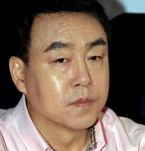 央视著名导演郎昆在妻子马艳丽出国期间，与小23岁的青年舞蹈家刘岩亲密牵手逛街被拍