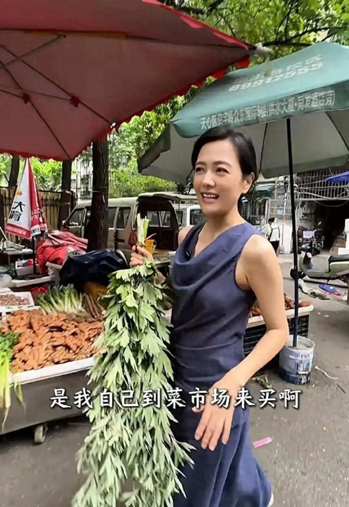 湖南台主持一哥汪涵老婆素颜逛菜市场，买4元一把艾草挂别墅门口真接地气！​​​