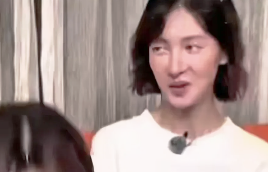 金晨你的脸是怎么了，医美过渡就是在霍霍自己。原来的金晨美丽大方清丽可人，现在