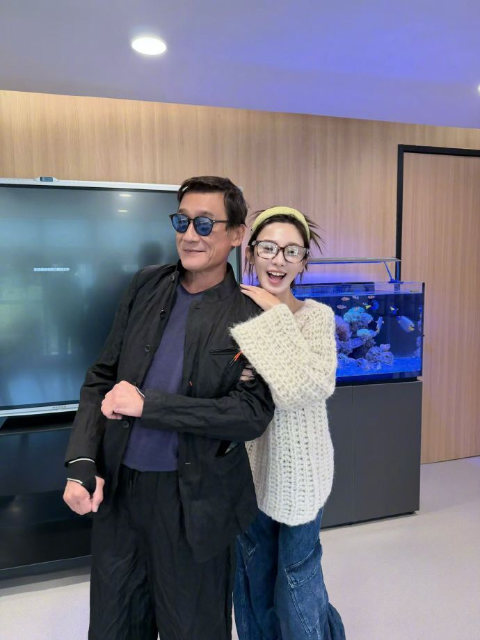 彭小苒成功追星梁家辉彭小苒成功追星梁家辉，这简直是追星界的“神话”啊！看她朋友