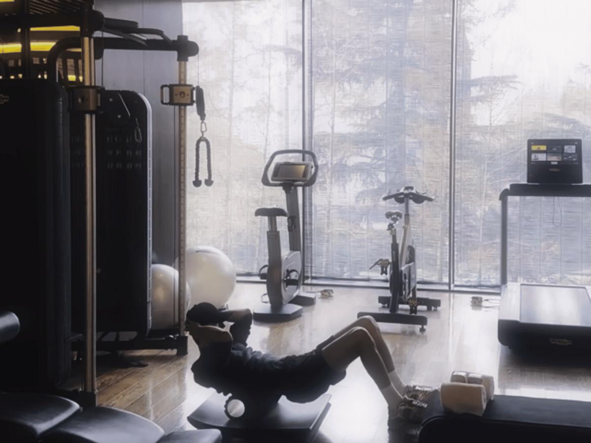 肖战说托举他的是粉丝，转头就在跨年舞台让男舞者把自己举过头顶。我看完直拍，那一