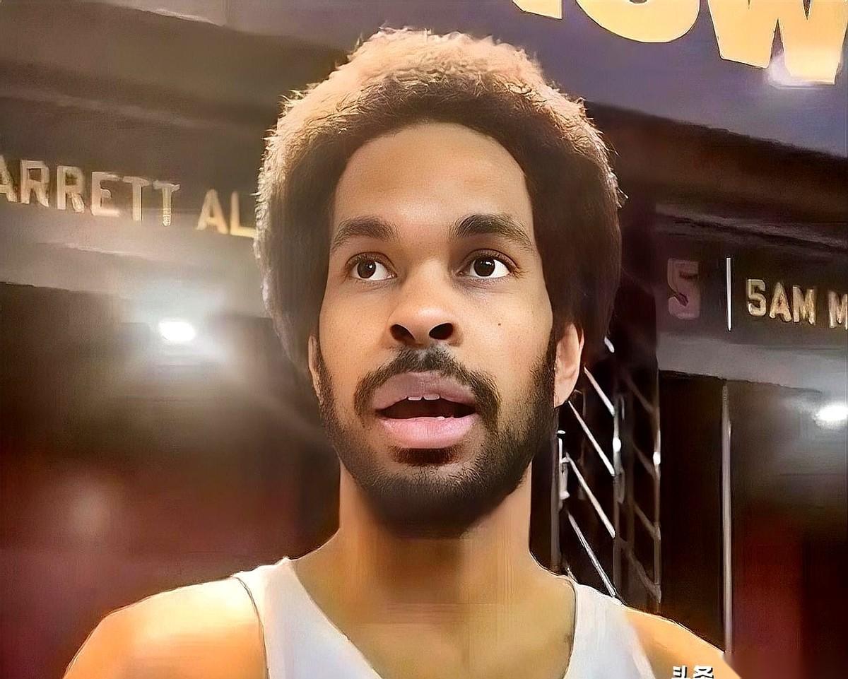 骑士队中锋阿伦，赛后一句话，把所有记者的话筒都给问停了。赢了尼克斯，他没吹自己