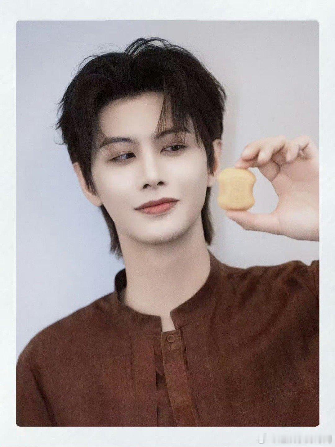 何健麒素颜直播直播里为粉丝辟谣的样子也太帅了！素颜状态抗打，性格又好，这样的偶