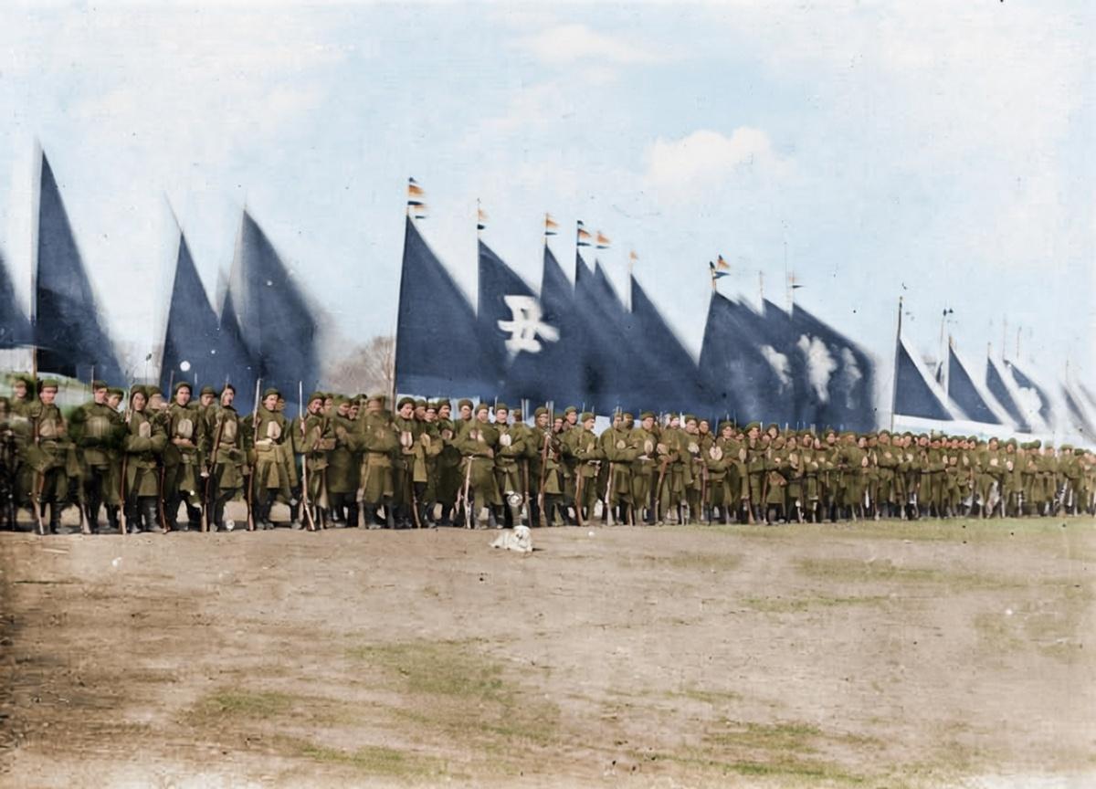 1886年前后，天津，醇亲王奕譞巡阅北洋海防期间，清军在天津校场接受检阅的一幕。