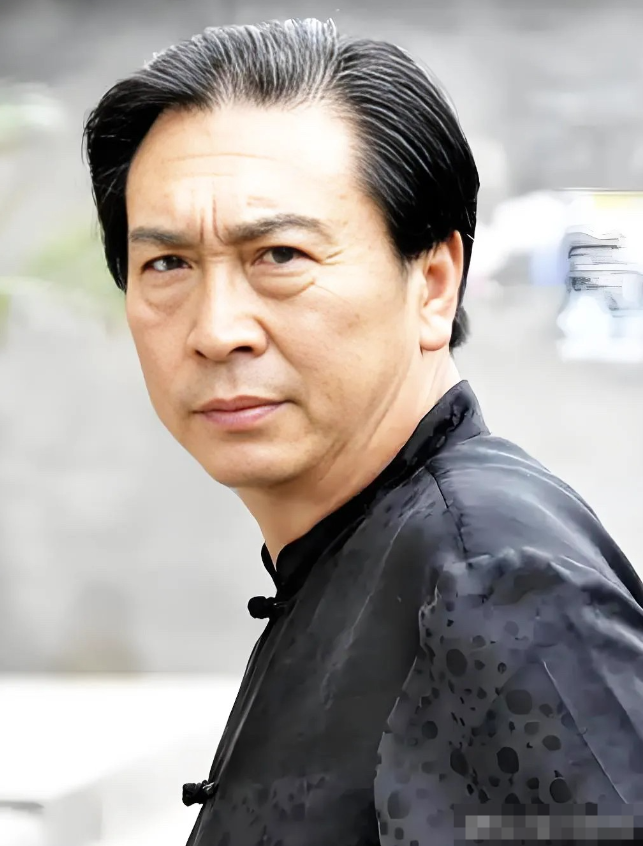 他长相平凡，不过演技比张国立、陈道明强多了。他是《父母爱情》里的政委，也是《三北