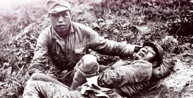 台儿庄战役时，一伙鬼子从西北角冲进了城内。危急时刻，27师158团7、8两连奉命