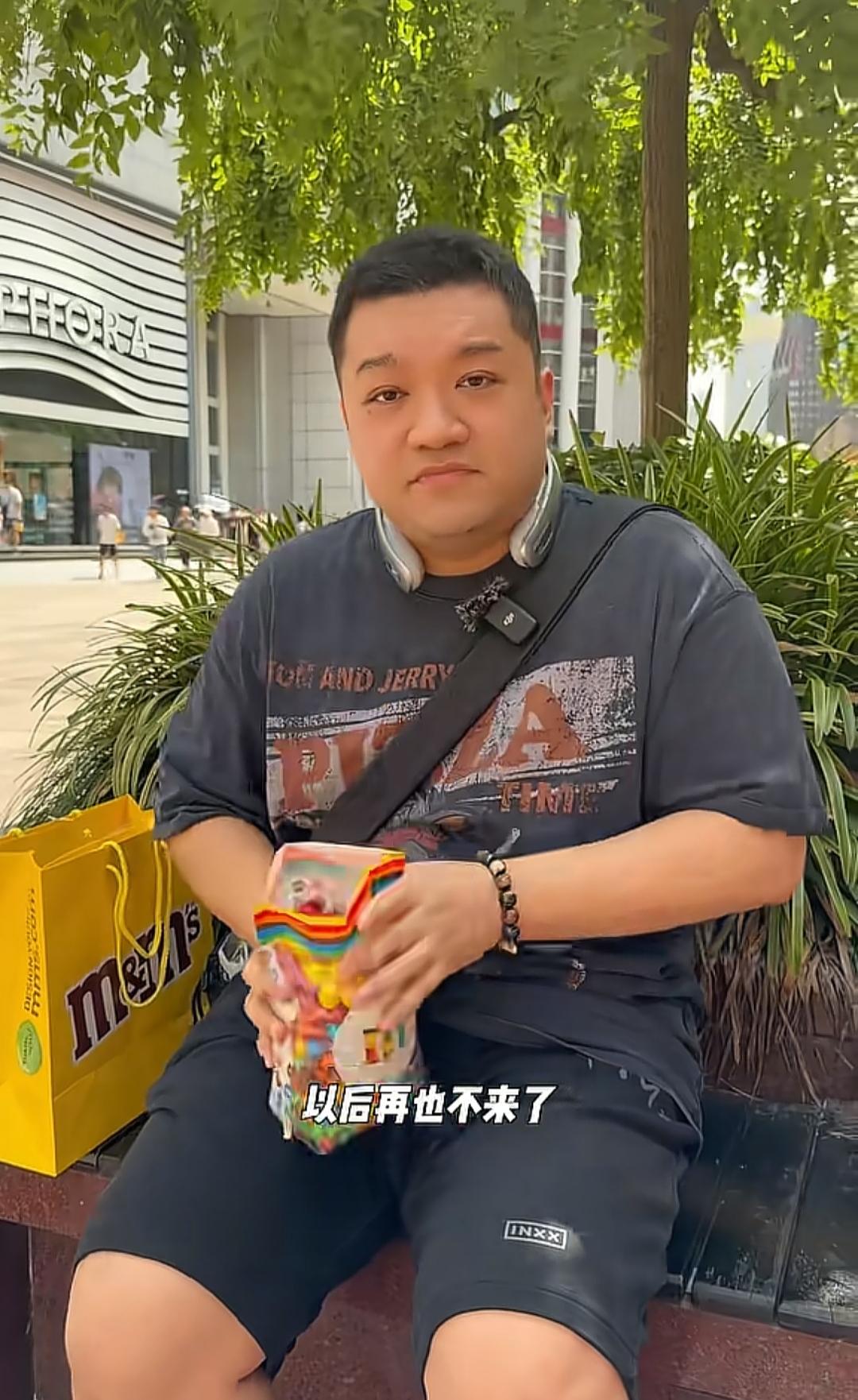 尤浩然在上海买巧克力豆，付钱的时候他惊呆了，两袋花了860块，尤浩然随口问