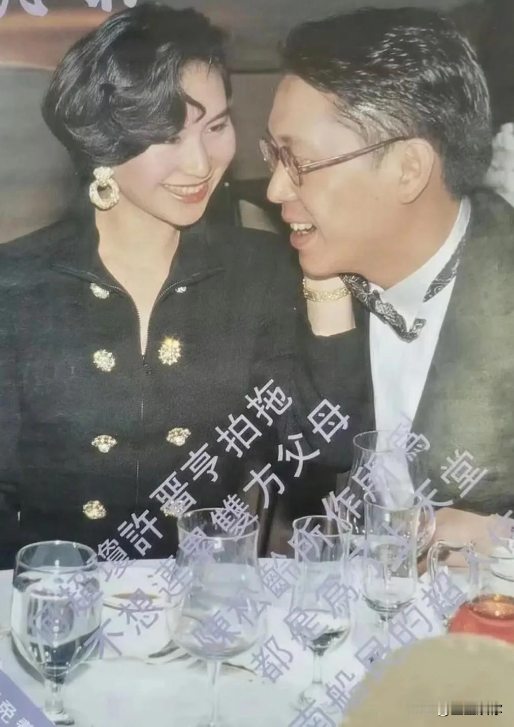 何超琼和陈百强是好友是闺蜜，和同样为陈百强扶灵的叶倩文梅艳芳钟楚红三个一样，感情